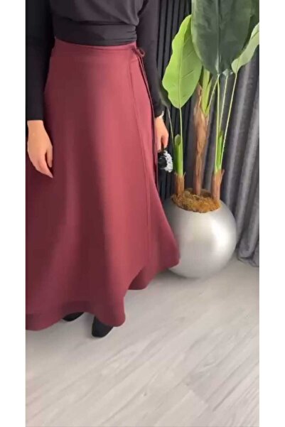 QUAWEAR تنورة من قماش السكوبا مع تفاصيل طيات أمامية وسحاب جانبي للربط