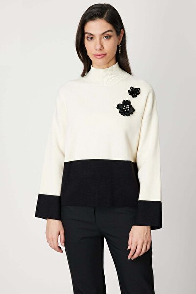 ON Çiçek Broşlu Dik Yaka Triko Kazak