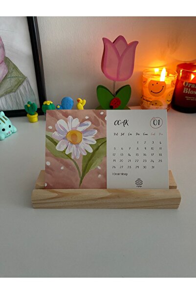 İnci Rüyası Hediyelik 2026 Yılı Ahşap Standlı Çiçekli Masa Takvimi