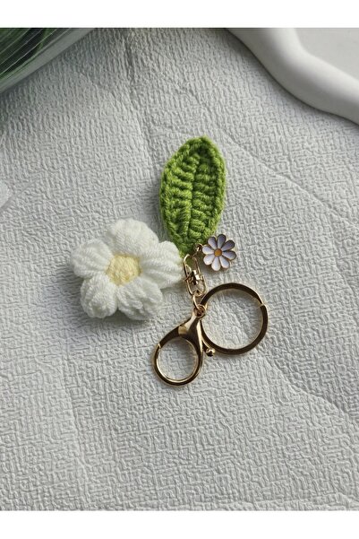 VEYA 🌼 Elegant handmade keychain with a lovely white flower design