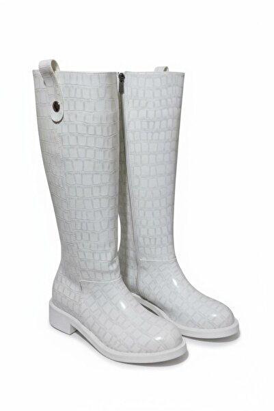 UYEGE حذاء نسائي طويل من سان بيدرو بنمط جلد التمساح الأبيض مع تفاصيل إبزيم ذهبي ونعل مسطح