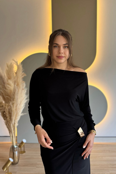 Aventien Rochie midi neagră Kayık Yaka cu fantă cu accesorii aurii