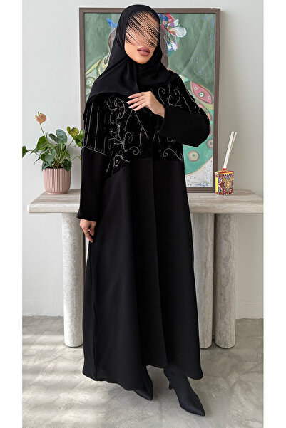 outline Black quarter-circle abaya with velvet fabric overlay