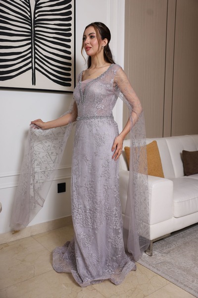 molan fashion An elegant evening dress in a lavender-gray color, designed with a straight cut that elegantly and gracefully accentuates the figure.