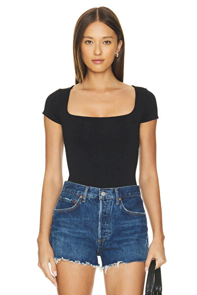 MetuCA تي شيرت نسائي أسود بطبقة مزدوجة من قماش ساندي وياقة مربعة وأكمام قصيرة...