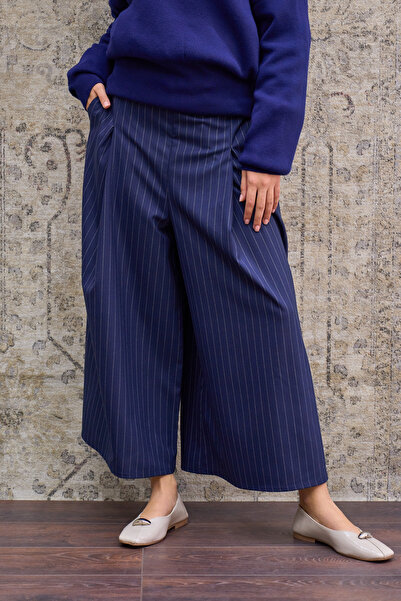 KÜÇÜĞÜM BUTİK Πλισέ παντελόνι από πολυβισκόνη σε μπλε ναυτικό χρώμα