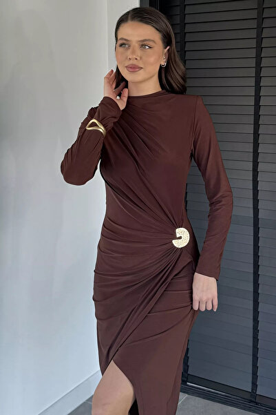 ZehraGül Kahve Kadın Omuz Ve Bel Drapeli Gold Tokalı Yırtmaç Detaylı Likralı Elbise