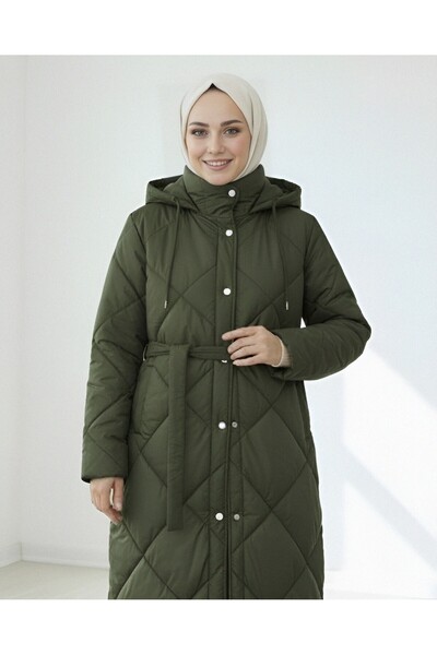 HİJABAYA Μακρύ καπιτονέ παλτό με ζώνη στη μέση, κουμπώματα στο μπροστινό μέρο...