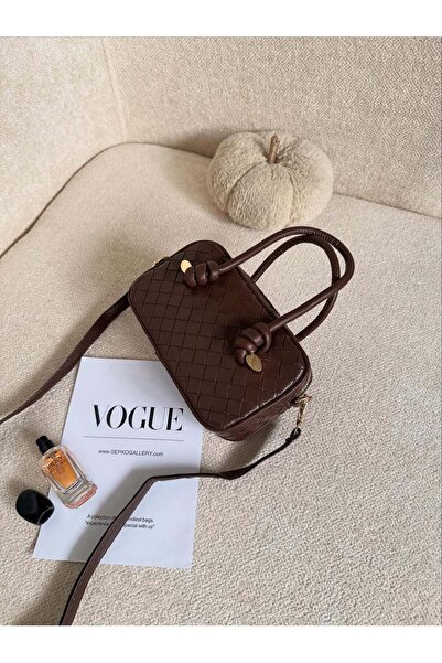 Cersei حقيبة يد وكتف صغيرة بنمط محبوك باللون البني