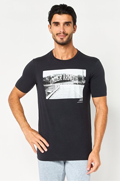 Under Armour Men Loose Fit Short Sleeve Outdoor T-Shirt, Black