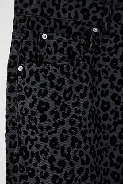 Trendyol Curve Schwarze Jeans im Wildleder-Look mit Leopardenmuster, hoher Taille und weitem Bein in Übergröße TBBAW26CJ00045