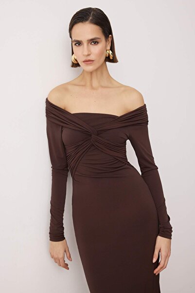 Trendyol Collection Σκούρο καφέ πλεκτό μίντι φόρεμα χωρίς φόδρα με λεπτομέρεια στο λαιμό, κομψό/βραδινό φόρεμα TPRAW26EL00038