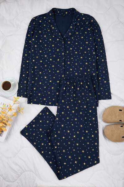 Trendyol Curve Σετ πιτζάμες πλεκτό πουκάμισο-παντελόνι με μοτίβο Galaxy Navy Blue 100% βαμβάκι TBBAW26AI00017