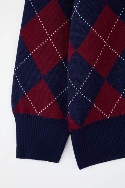 Trendyol Curve Πλεκτό πουλόβερ με λαιμόκοψη σε σχήμα V με μπλε ναυτικό σχέδιο μπακλαβά TBBAW26AV00055