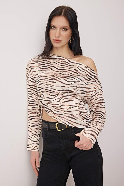 Trendyol Collection Μπεζ-Πολύχρωμο Ζωικό Σχέδιο λεπτομέρεια με σούρες Ασύμμετρη υφαντή μπλούζα με λαιμόκοψη TWOAW26BZ00354