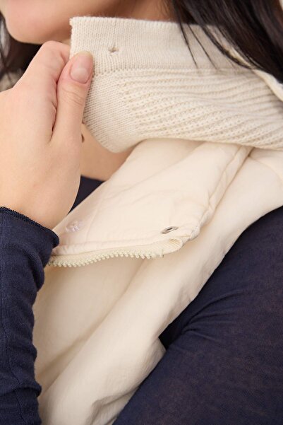 Trendyol Collection Екрю Регулярний фасон Трикотажний капюшон Деталізований надувний жилет TWOAW26YE00023