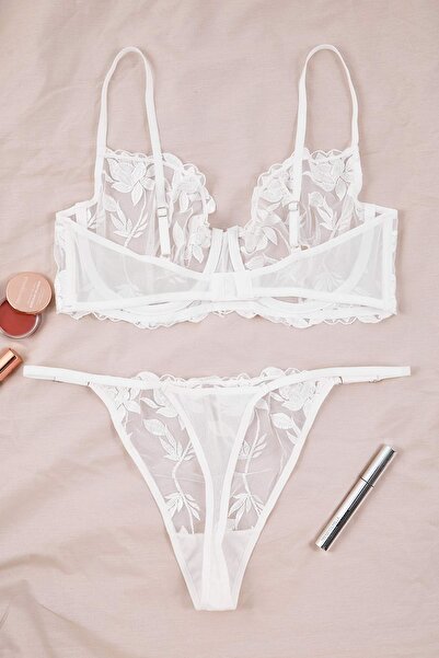 Trendyol Curve Λευκό Κεντημένο Πλεκτό Σετ Εσωρούχων με Κορδόνια Κρεμαστά Πλεκτά Εσώρουχα TBBAW26DG00003