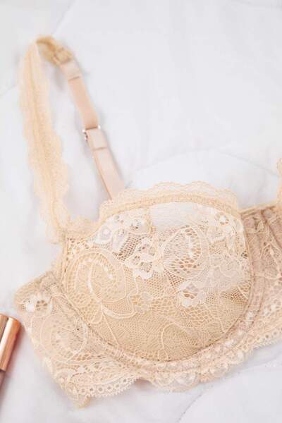 Trendyol Collection Σουτιέν με μονόκλινο λουράκι με δαντέλα δαντελωτή πλέξη σταθερό καπάκι Balconette THMSS25SU00017