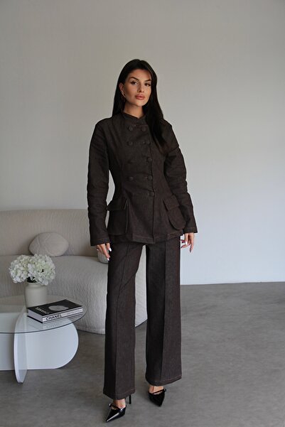 Julidress سترة بليزر وبنطلون بتفاصيل أزرار بنية اللون، طقم دنيم فاخر