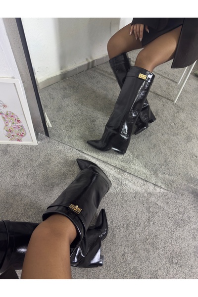MYVOLANTE حذاء نسائي بكعب عالٍ من الجلد الأسود اللامع مع تفاصيل غطاء للقدم من فولانتي