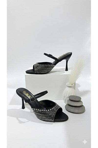 Btr Stylish and comfortable women's sandal with a bow strap in the middle for size adjustment.