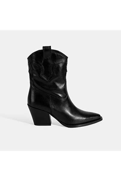 Desa Woman's black thick heeled leather boots