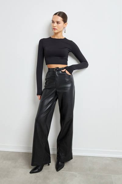 Bipantolon Μαύρη μπλούζα από πολυαμίδιο με λαιμόκοψη εξαιρετικά απαλή και κομμένη
