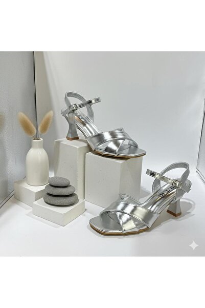 Btr Women's sandals with a stylish and comfortable X-shaped heel at the front and a back strap for size adjustment.