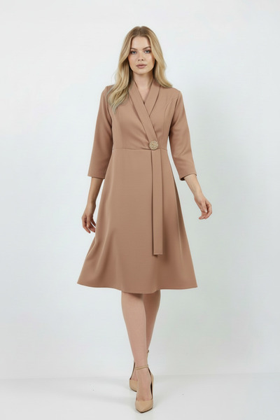 Volanlı Açık Kahverengi Broşlu Elbise