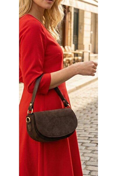 themoiss حقيبة يد وكتف نسائية من جلد الغزال البني المر موديل Half Moon