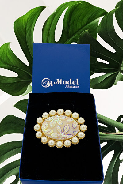 model aksesuar Çiçek Motifli İnci Süslemeli Oval Broş