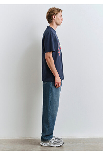 Mavi Bedrucktes marineblaues T-Shirt mit lockerer Passform / lockerer, bequemer Schnitt 0612882-89353