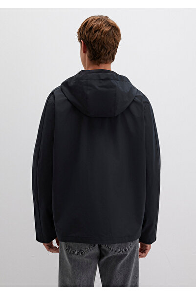 Mavi Wasserabweisende schwarze Jacke mit Kapuze, reguläre Passform / normaler Schnitt 0110348-900