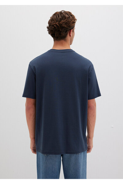 Mavi Marineblaues T-Shirt mit Siegellogo-Stickerei, lockere Passform / lockerer, bequemer Schnitt 067074-33207