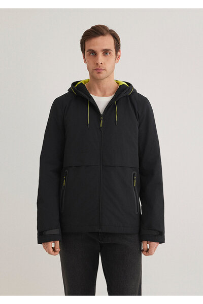 Mavi Schwarze Kapuzenjacke mit schmaler Passform und engem Schnitt 0110268-900