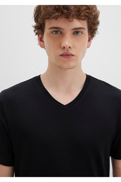 Mavi Schwarzes Basic-T-Shirt mit Stretch-V-Ausschnitt und tailliertem Schnitt 061748 -900