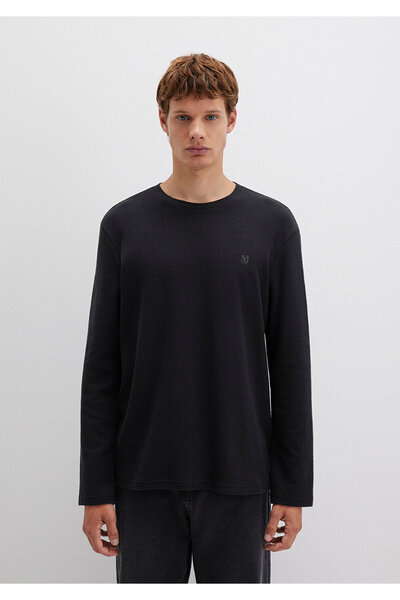 Mavi Langärmliges schwarzes T-Shirt mit schmaler Passform und schmalem Schnitt 065755-900