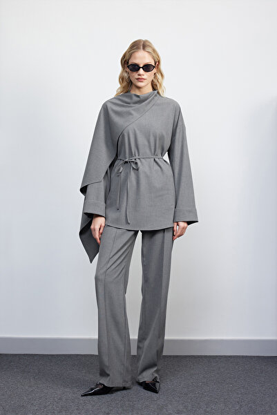 BE BLUE ΓΚΡΙ ΜΠΛΟΥΖΑ ΜΕ ΛΕΠΤΟΜΕΡΗ ΦΟΥΛΑΡΙΑ