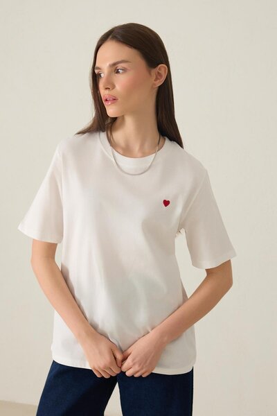 Amia&Co. Μπλουζάκι με κοντό μανίκι με λεπτομέρεια κεντήματος καρδιάς σε εκρού χρώμα