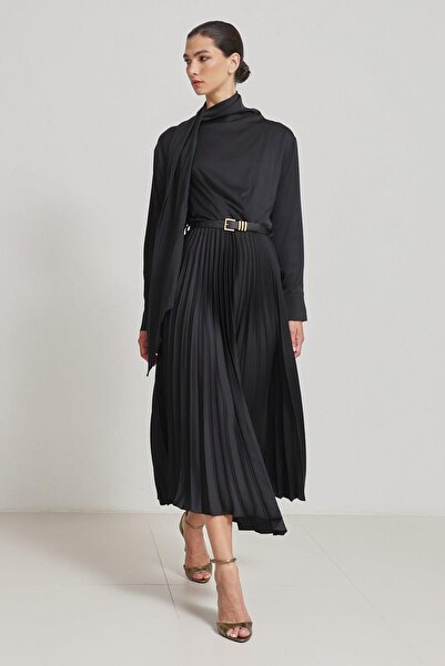 Setre Чорна сукня з поясом, з довгими рукавами та плісированою спідницею середньої довжини