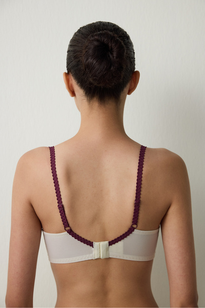 Penti Bézs színű, ívelt szabású, hímzett, alátámasztott, formázó, párnázatlan melltartó