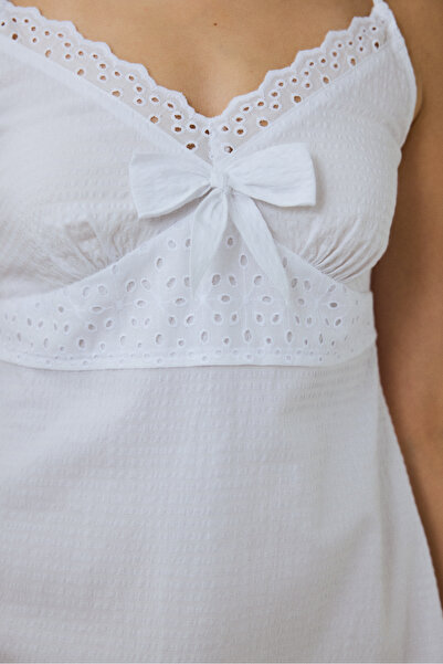 Penti Νυχτικό από βαμβακερό λευκό οπτικό λευκό Alia με πουά δαντέλα με λαιμόκοψη σε σχήμα V