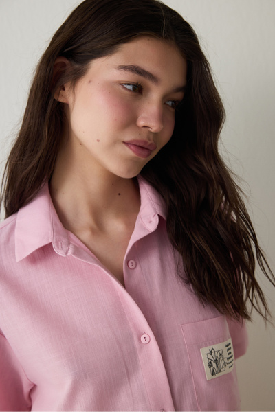 Penti Lila pyžamová súprava s krátkym rukávom a šortkami s potlačou s logom a golierom z bavlny – inšpirovaná Flora