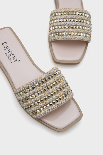 Capone Outfitters Papuci de damă Kourtney cu toc plat, cu vârf tocit, din paie, cu accesorii metalice