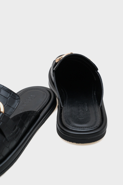 Capone Outfitters Černé dámské pantofle Capone s kulatou špičkou s dvojitou kroužkovou přezkou