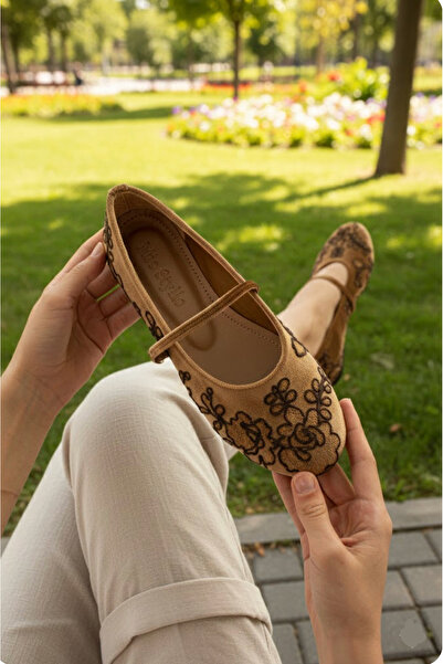 Mio Styllo Πολυτελή γυναικεία παπούτσια μπαλαρίνας Belle με βελούδο και κέντημα με λεπτομέρεια στρογγυλής μύτης