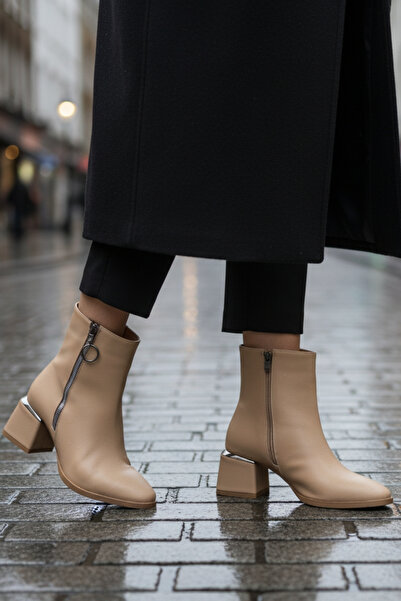 Limeo Κοντές απλές γυναικείες μπότες σε μπεζ κλασικό χρώμα με φερμουάρ στο δέρμα και λεπτομέρεια στο τακούνι