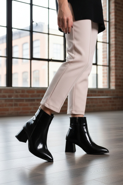 Limeo Γυαλιστερό λουστρίνι με μυτερά δάχτυλα μαύρο μπροστινό μεταλλικό λεπτομερές κοντό απλό μποτάκι με φερμουάρ