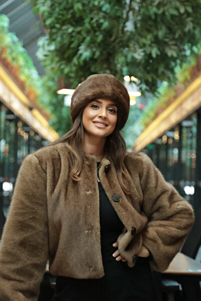 Mağazam Online قبعة كالباك على الطراز الملكي البريطاني للنساء، قبعة شتوية من الفرو الصناعي - لون بني داكن