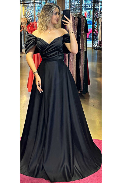 Abiyeniall Siyah Düşük Kollu Anvelop Yırtmaçlı Kloş Etekli Saten Uzun Abiye Elbise 7568